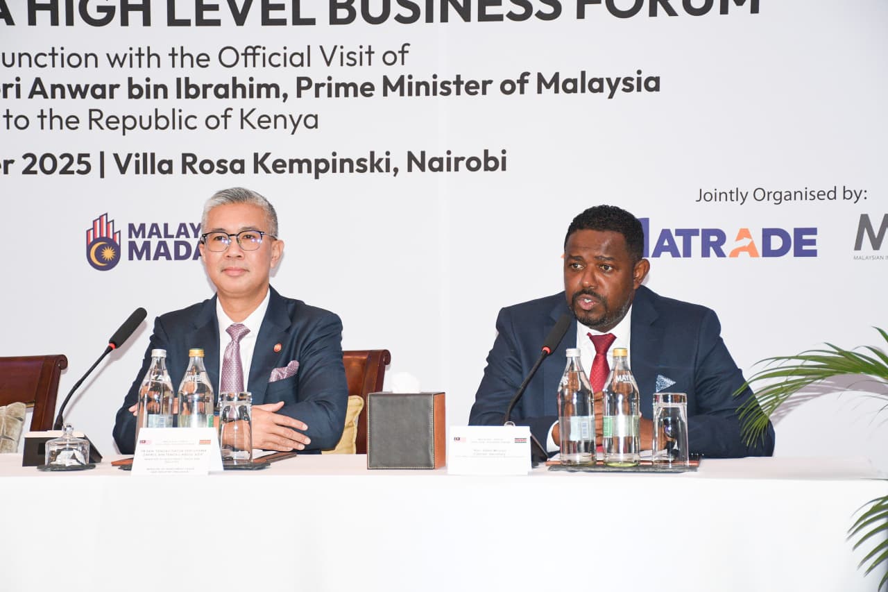 Malaysia’s Minister of Investment, Trade and Industry Tengku Zafrul Abdul Aziz (left) and Kenya’s Principal Secretary for Investment Promotion Mr. Abubakar Hassan Abubakar (right) address delegates at the Malaysia–Kenya High-Level Business Forum in Nairobi.